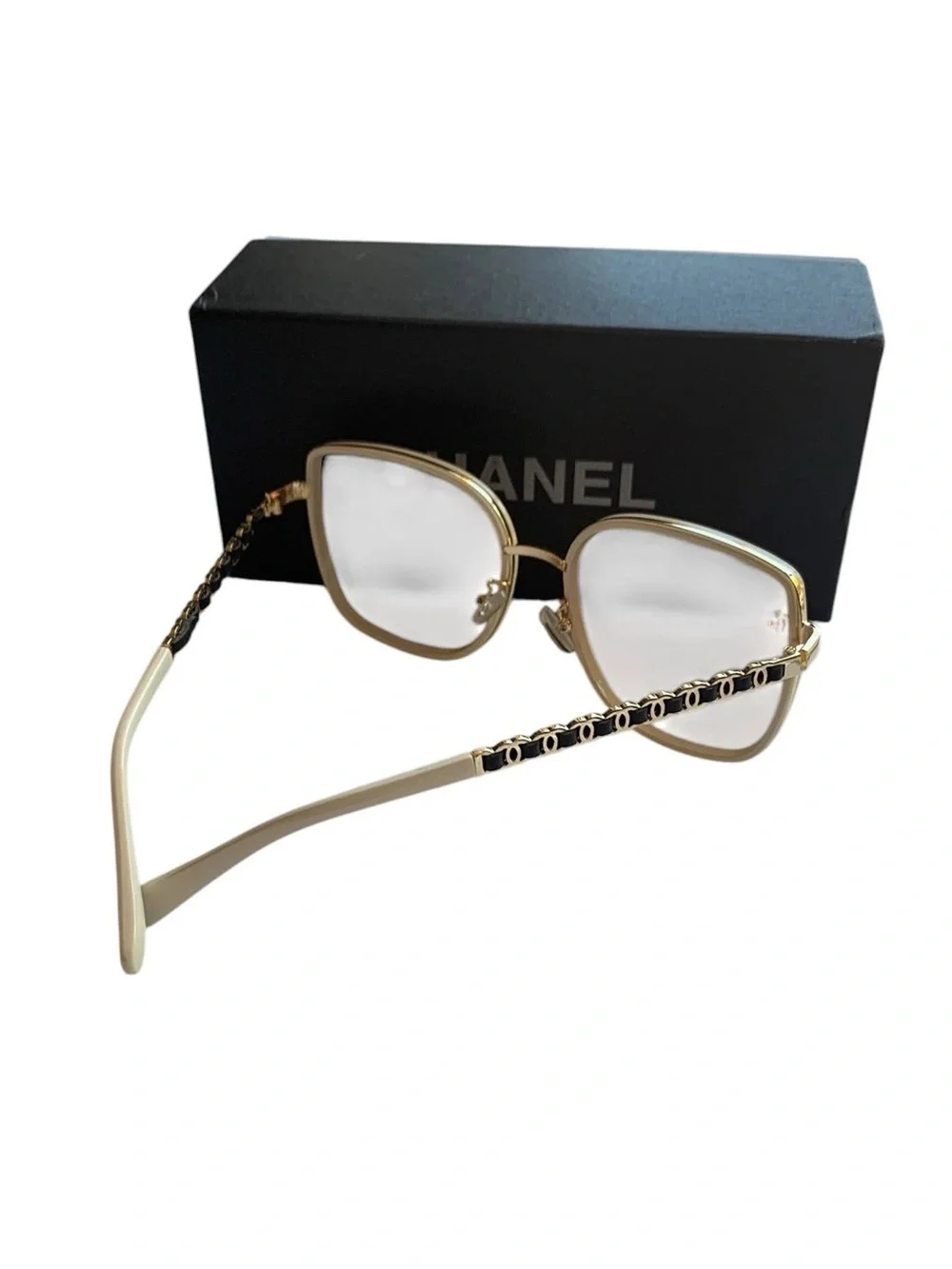 🕶️ Women’s Oversized Square Gold-Tone Chain Sunglasses 🕶️